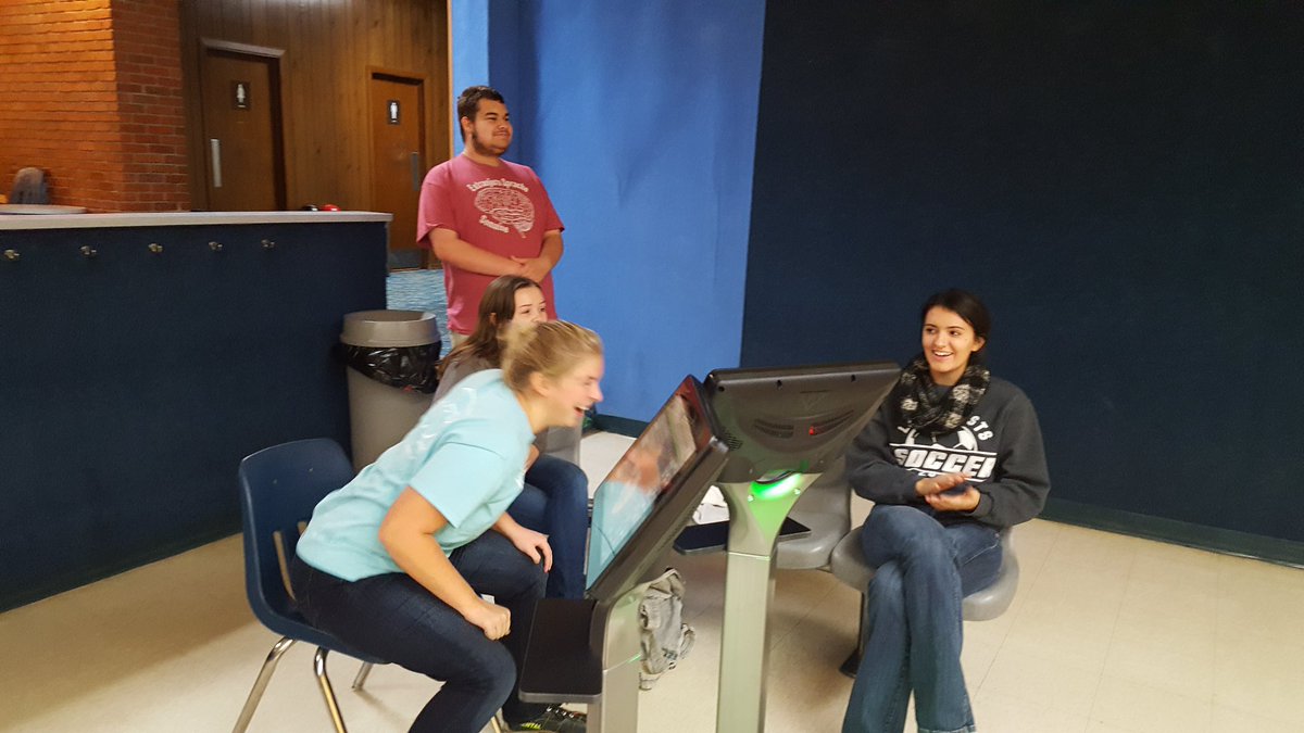FrauBred's tweet photo. German NHS/Delta Epsilon Phi sponsored some down time for the German students #ivcdeutsch#bowling#strike https://t.co/QhwwatL1VR