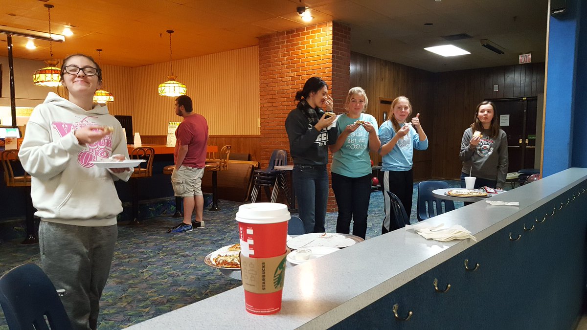 FrauBred's tweet photo. German NHS/Delta Epsilon Phi sponsored some down time for the German students #ivcdeutsch#bowling#strike https://t.co/QhwwatL1VR