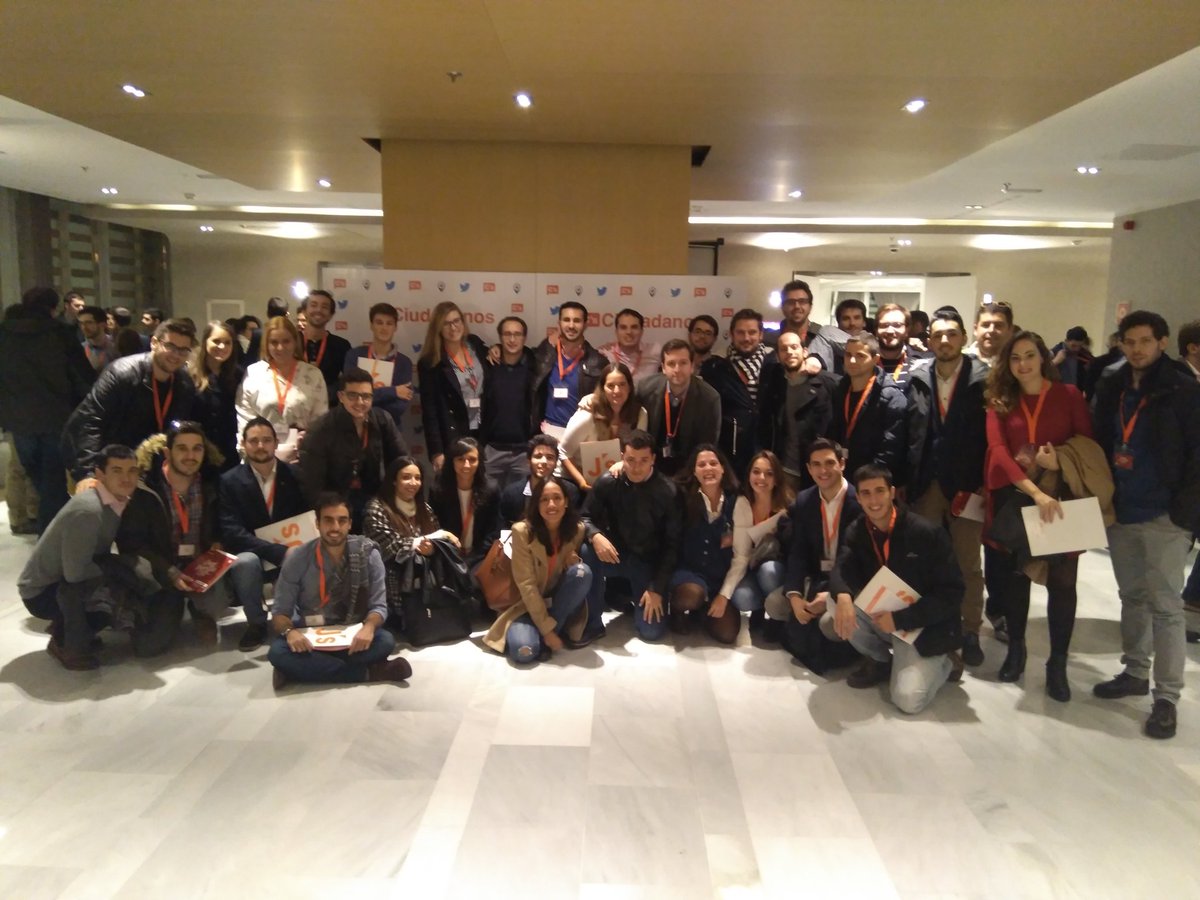 JcsMadrid_'s tweet photo. Foto de grupo de los @jovenesCs de @Cs_Madrid después de un gran día de #CampusJovenCs ¡Seguimos! 💪💪 https://t.co/4DsOWTIypa