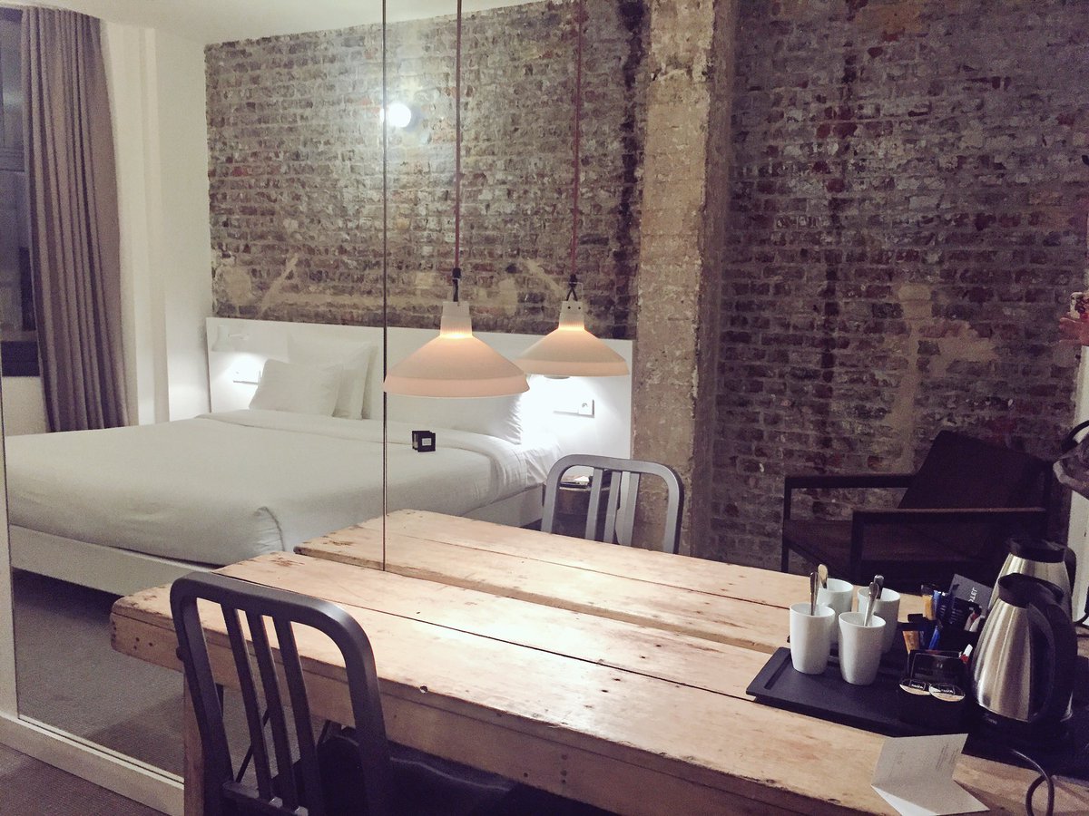SilviaCartotto's tweet image. Mi piacciono quegli hotel che entri in camera e ti fan dire WAA! 😍 È il 9 Hotel Central di #Bruxelles, in pieno centro. #urbanstyle