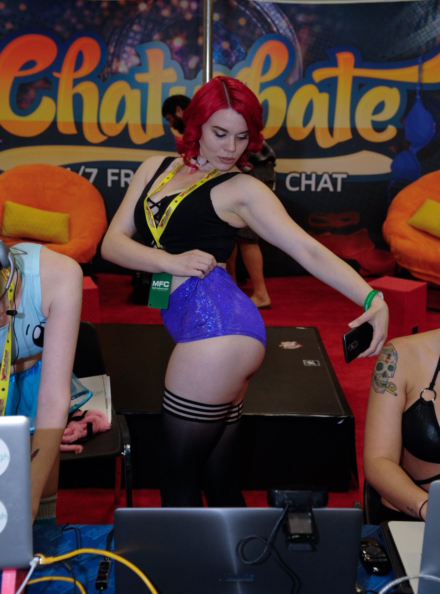 chaturbate's tweet photo. BUT FIRST LET ME TAKE A SELFIE! @AlliLeigh_CB @ScarlettFoxPlay https://t.co/hB9XPZmd8H