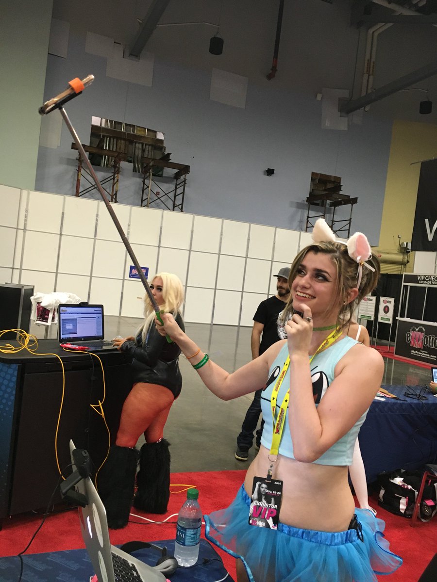 chaturbate's tweet photo. BUT FIRST LET ME TAKE A SELFIE! @AlliLeigh_CB @ScarlettFoxPlay https://t.co/hB9XPZmd8H
