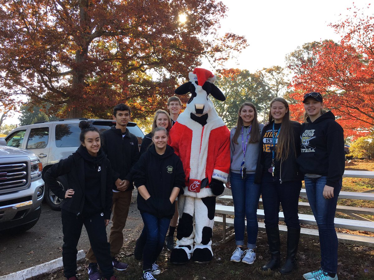 NGHSBetaClub's tweet photo. A very successful morning for these Betas! 
Cornucopia ✔️
Parade Cleanup✔️ https://t.co/jX7a55WBmB