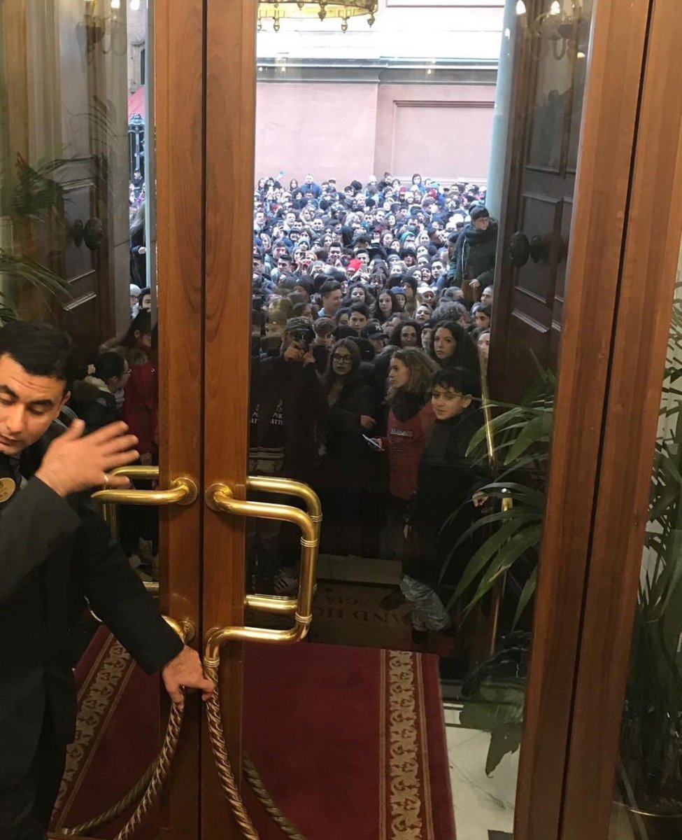 MKII_M_'s tweet photo. The fact that these ppl call themselves Beliebers but were banging on the door of the hotel justin was at https://t.co/qva8sf52Ho