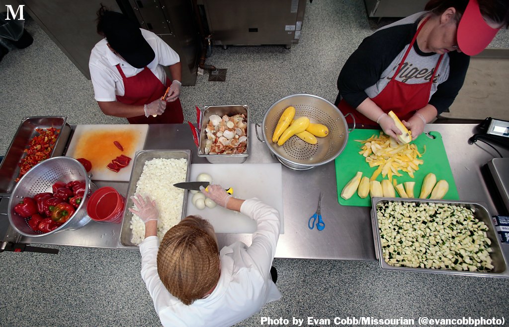 CoMissourian's tweet photo. In 2009, Columbia Public Schools said goodbye to brown bag lunches and hello to meals made with fresh local produce: https://t.co/TmC1wNHkTe https://t.co/q7OF0JpRGp