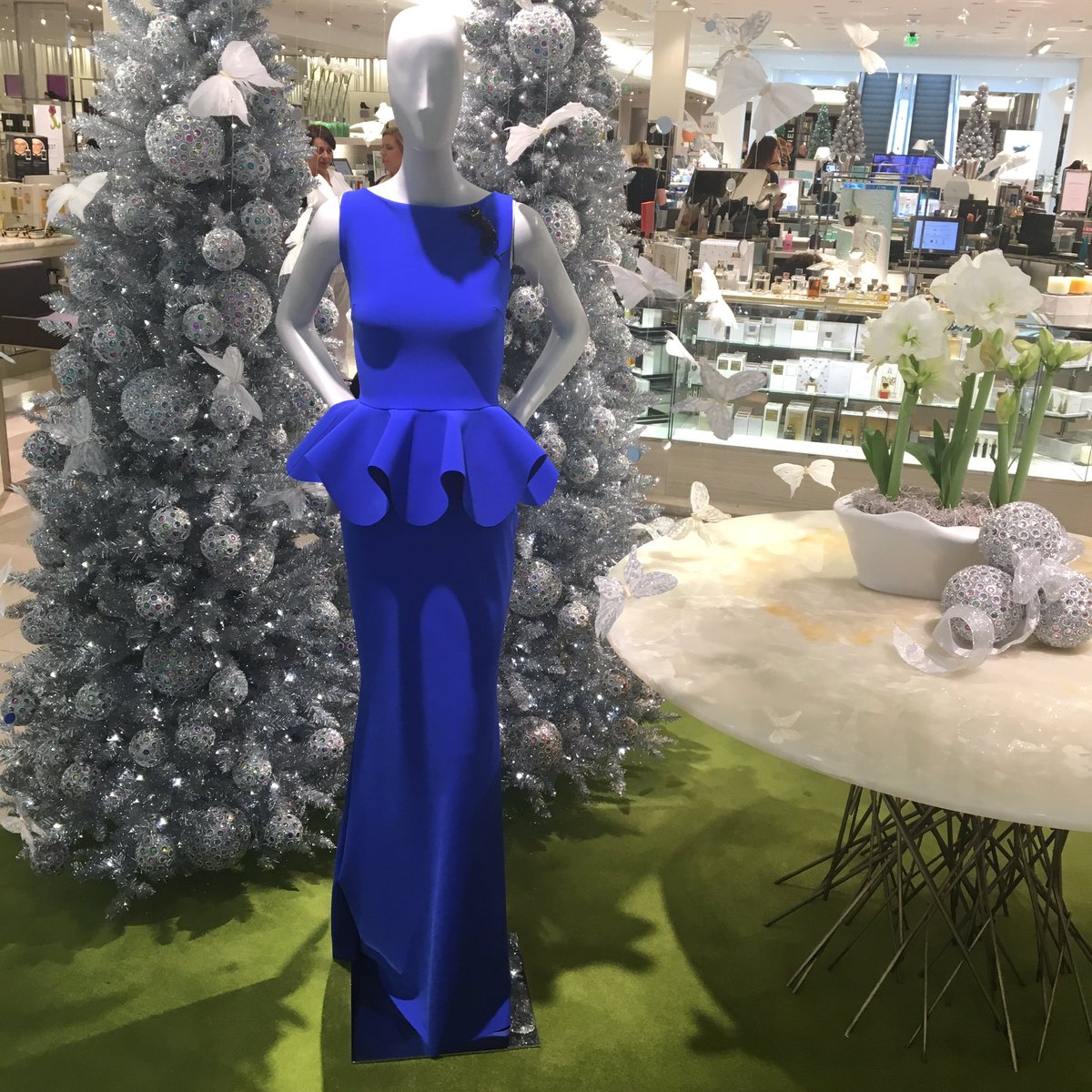 justcallkate's tweet photo. #HappeningNow @neimanmarcus @NatickMall #NMBeauty #NMNatick #NMProjectBeauty Check it out @MommieMix https://t.co/cMYlscAifL