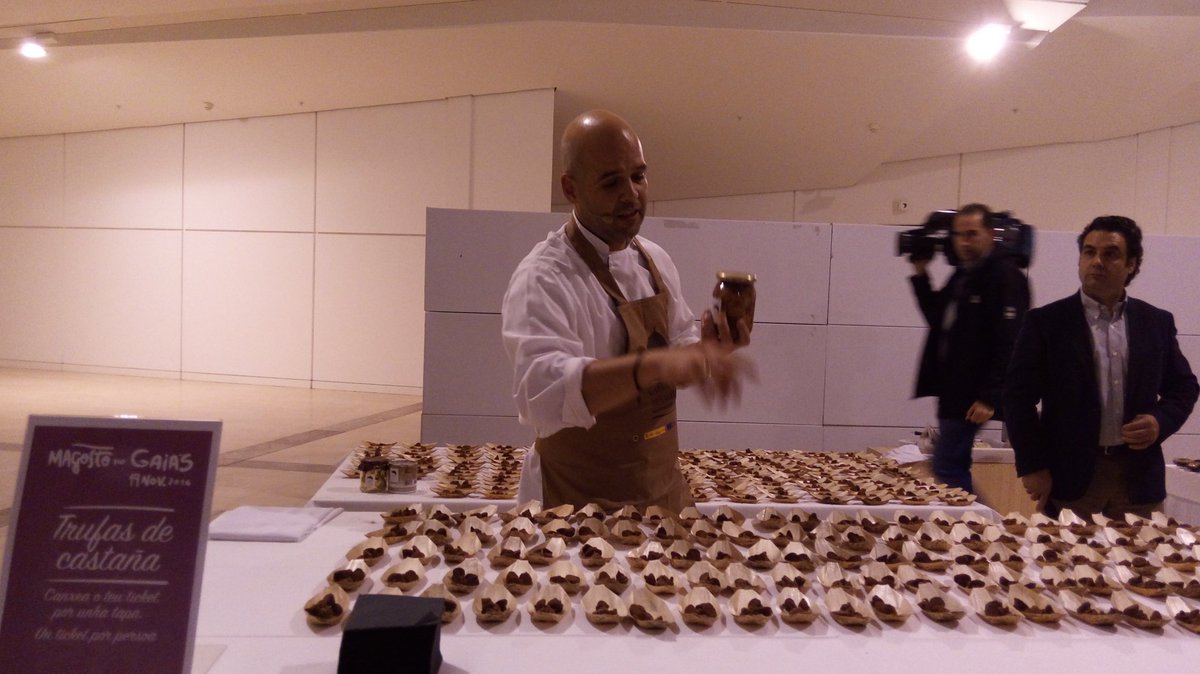 CidadedaCultura's tweet photo. O menú do #MagostonoGaias complétase co Caldo de castañas e trufas de castañas, presentadas por Eloy Cancela e @oliveira_manel da @ocastelao https://t.co/D42ckUyNti