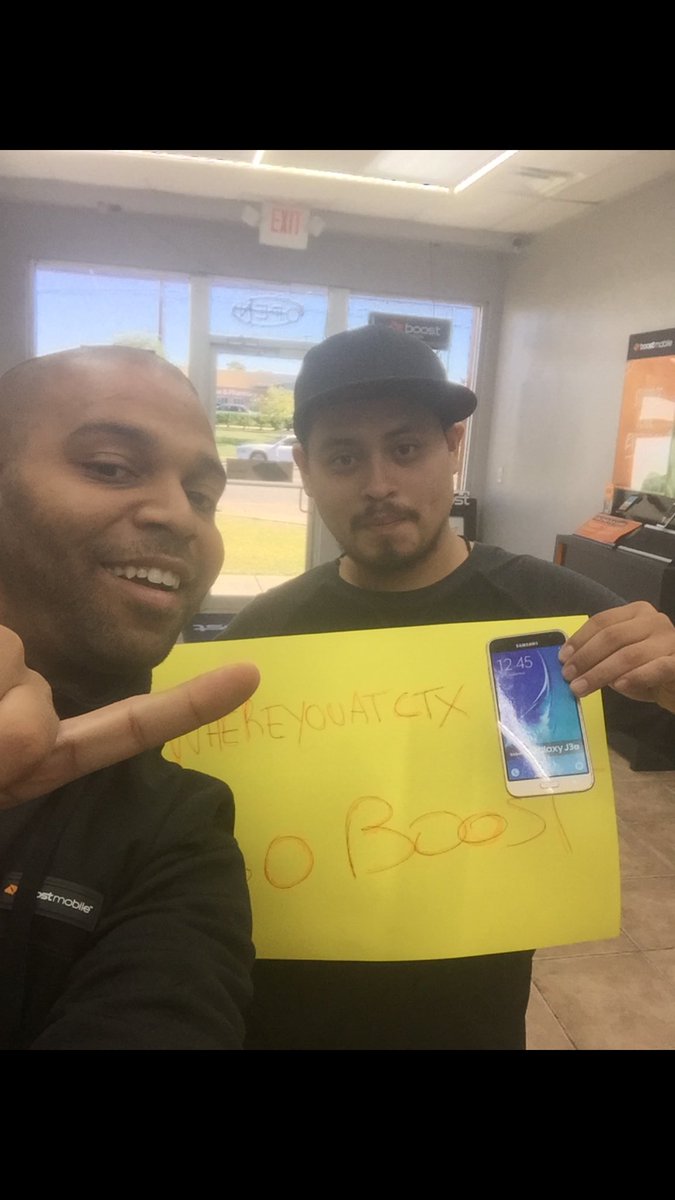 rogerwillspg's tweet photo. Sometimes you have to get in there and close the @boostmobile sale by yourself😜 #WHEREYOUAT @johnfisbeck @JustinCapers @Dawnmccarter11 https://t.co/MfdN8XHEhb