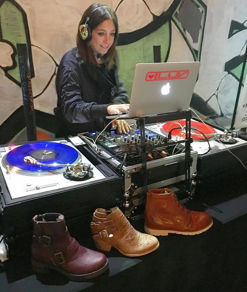 CatFootwear's tweet photo. Everything about DJ @lindsayluv is 🔥#bestmix #makeascenetour #catboots https://t.co/btgpwo2yQP https://t.co/TriFwFRn3R