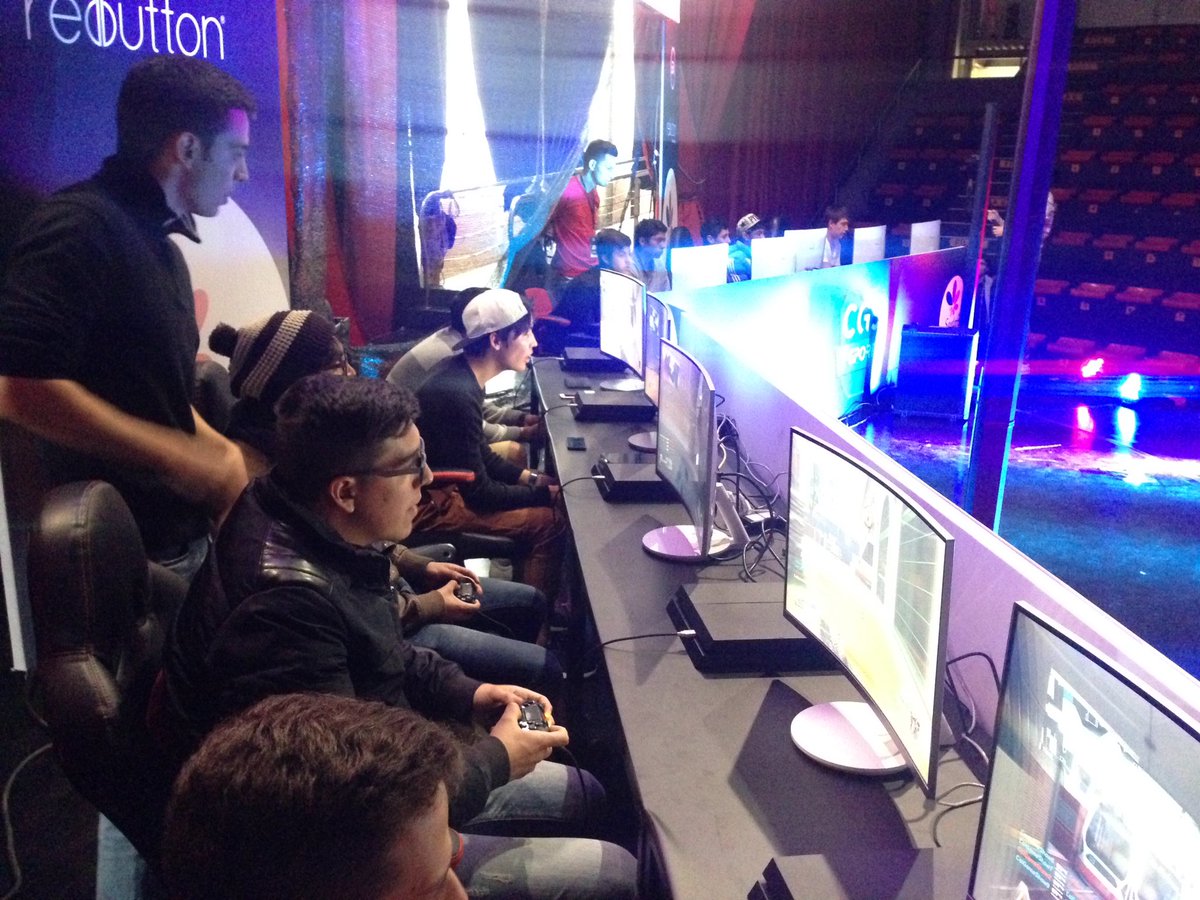 ColGameShow's tweet image. Ya se juega la final de nuestro desafío Call of Duty #EnCGS2016 . ¡Que emocionante!