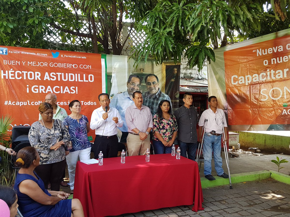 Rodolfo_Esco's tweet photo. Acompañe a mi amigo @_FerminAlvarado, a la inauguración del curso de elaboración de piñatas en las instalaciones del @acapulcoPRI https://t.co/E0WIo0U3x8