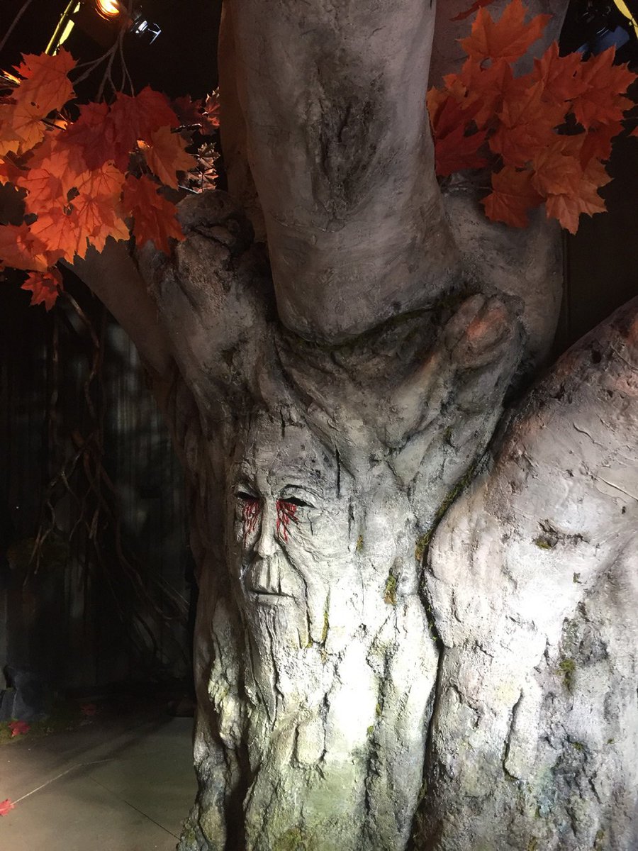 DailyDeadNews's tweet photo. More pics from the @GameOfThrones NYC fan event. #gameofthrones #GoT6DVD @HBO https://t.co/bOdbiTZfES