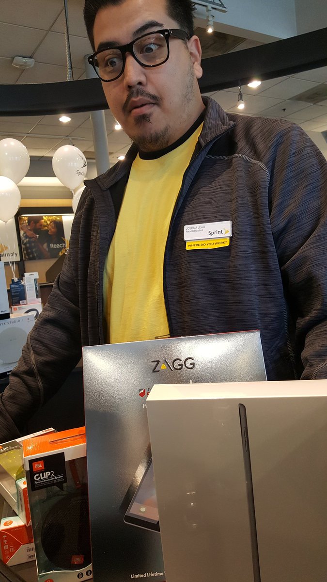 Tonester808's tweet photo. Josh @ Santa Fe Springs Sprint, @thatwirelessguy giving the gift of unlimited data &amp; 3 jbl's to our happy customers! @SprintFlores @blee01 https://t.co/us5Z1fRORf
