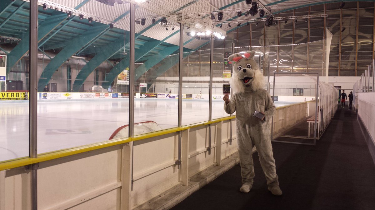 NDPCLERMONT63's tweet photo. En direct de la patinoire avec les sangliers Arvergnes pour le match de #hockey #clertour @ClermontFd #ndpclermont https://t.co/CmTKDU6w2h