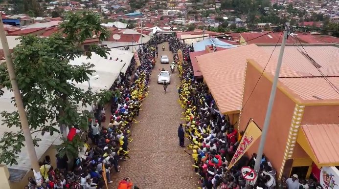 Ook in de <a href="/TourduRwanda/">Tour du Rwanda</a> bedwingen ze een 'Muur' (en dat levert straffe beelden op): sporza.be/permalink/1.28…