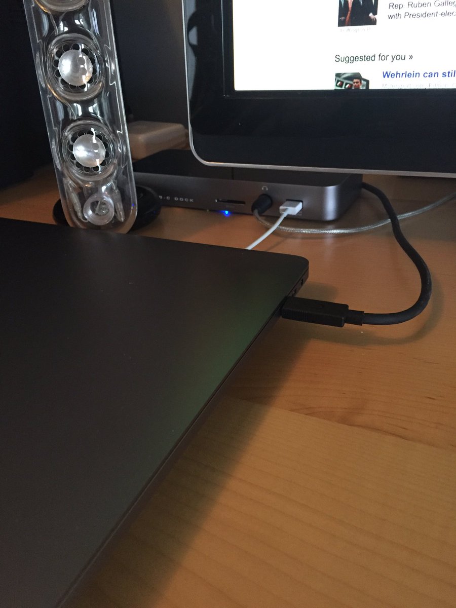 rondobley's tweet photo. What's all the fuss about USB-C and dongles? Super slick and clean. #apple #macbookpro #2016 #nodonglehellhere https://t.co/lBIlS0vo48