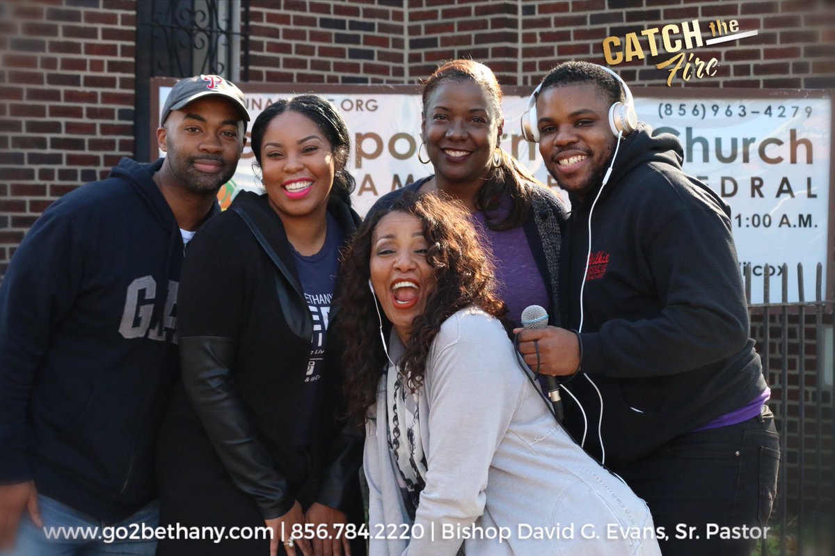 iamkellyspeaks's tweet photo. Out with the Catch the Fire Crew! Doing what I 💕 in the community!#CTF16 https://t.co/mJXv9tjyX7