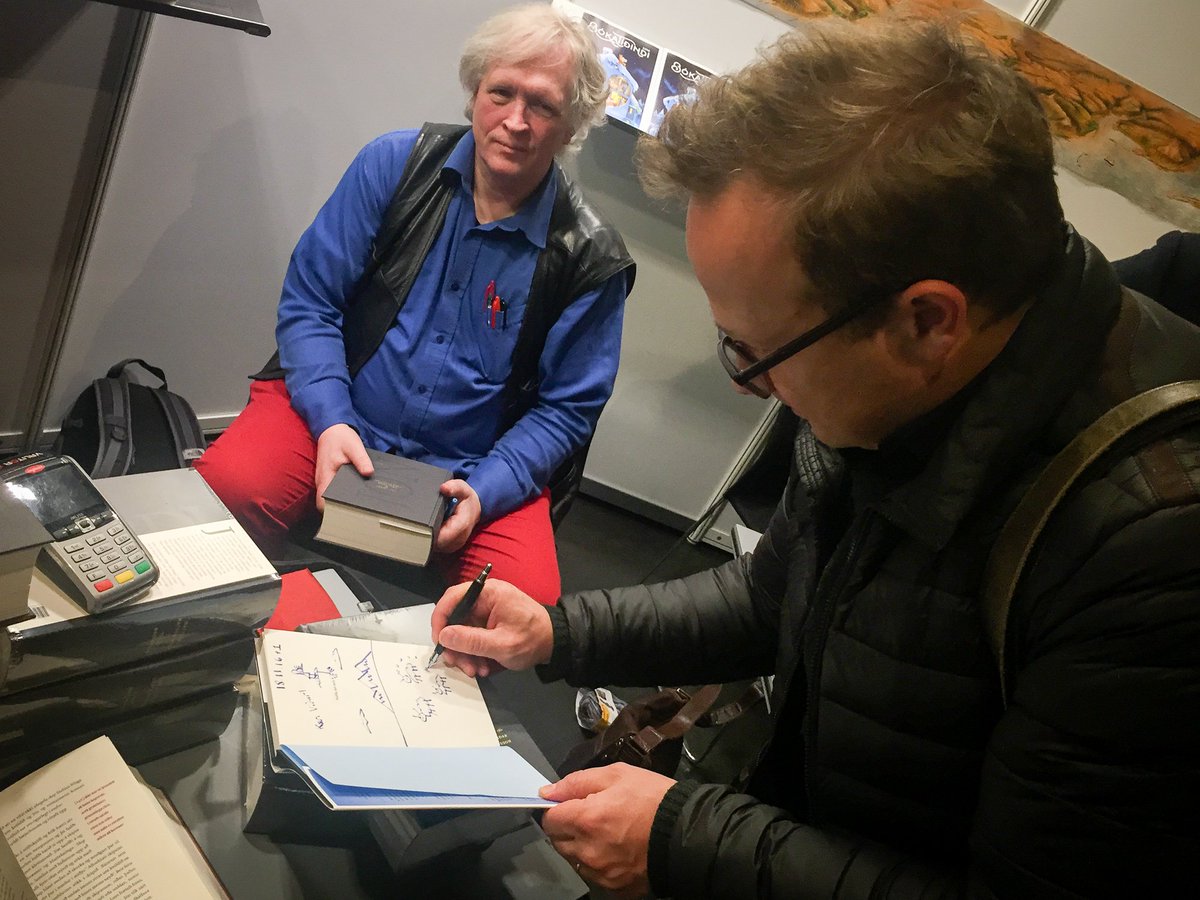 Vinirnir <a href="/AndriMagnason/">Andri Snær Magnason</a> og Viðar Hreinsson skiptast á bókum á Bókamessunni í dag. Sjáumst í <a href="/HarpaReykjavik/">Harpa Reykjavik</a> á morgun! #jónlærði