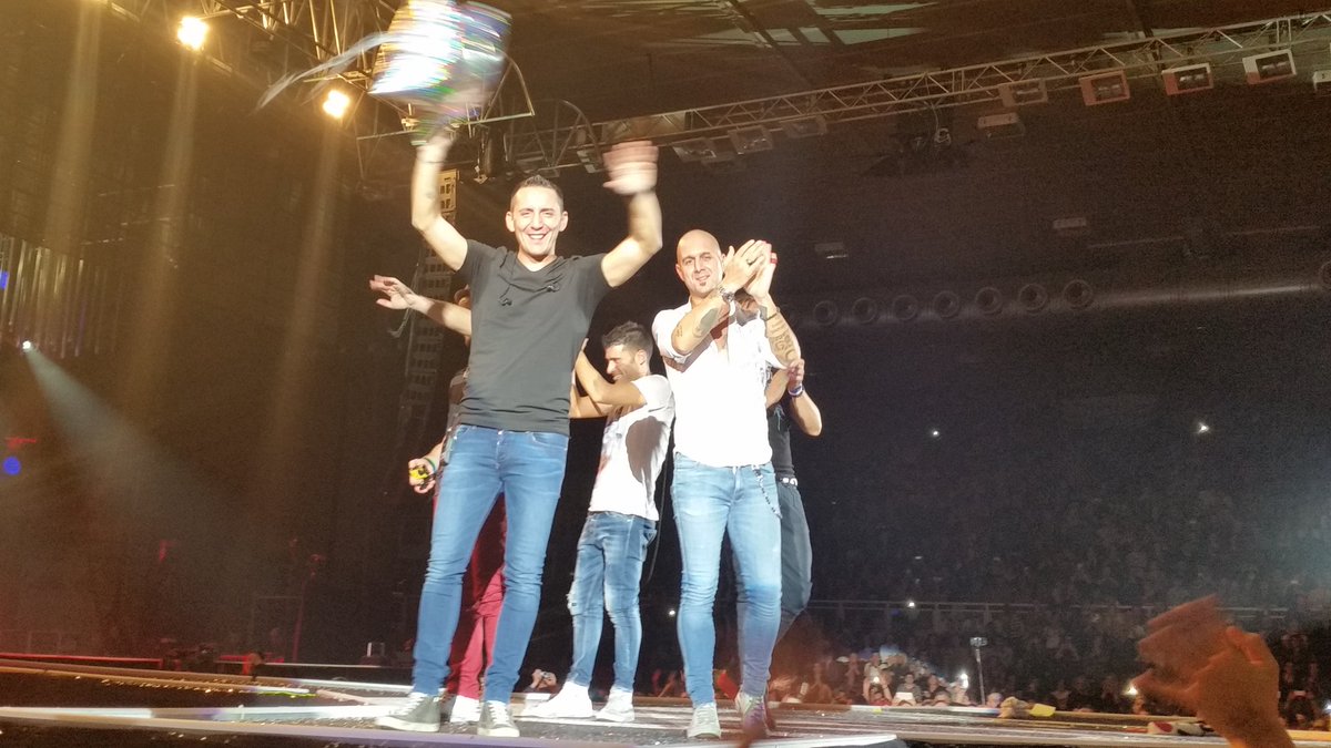russogiusy1995's tweet photo. Grazie kekko, grazie @rockmoda per l'ennesima emozione! #ModaFamily #padova 🤗🎵🤗 grazie anke a te @carmensimorusso 💙💙💙 https://t.co/7hyPp1gPzN