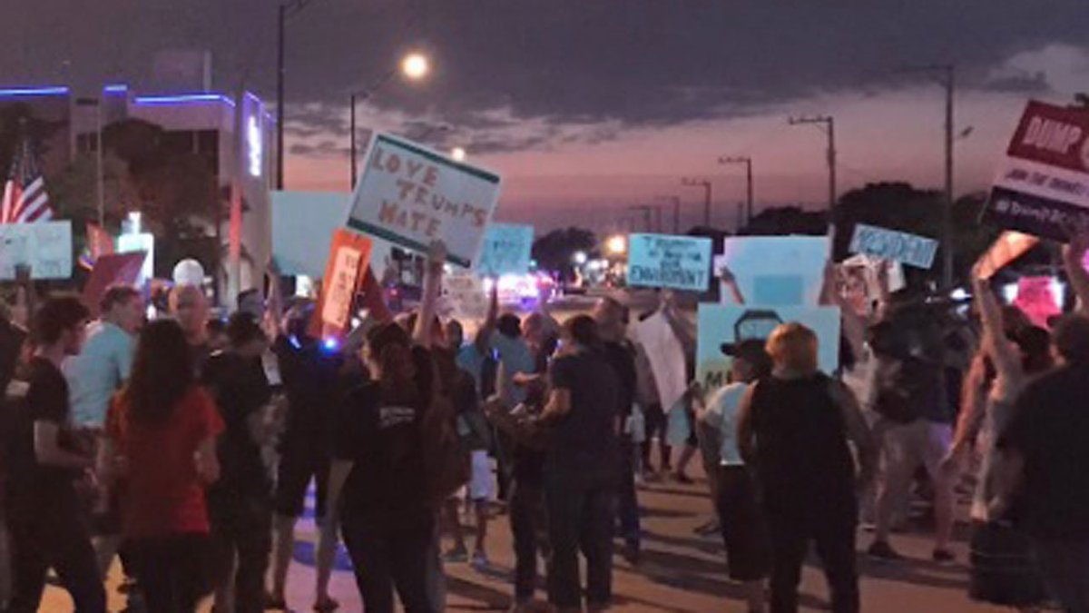 #LoveTrumpsHate protesters march in Wilton Manors fw.to/ytG0bOm?utm_me… https://t.co/kSyRzU6vqJ