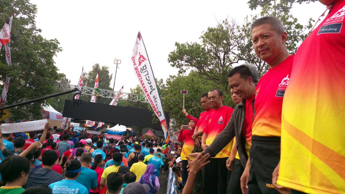 Di Borobudur. Bersama pak <a href="/ganjarpranowo/">Ganjar Pranowo</a>  melepas belasan ribu peserta Borobudur Marathon , berlari ditemani pemandangan yg sngt cantik.-IN
