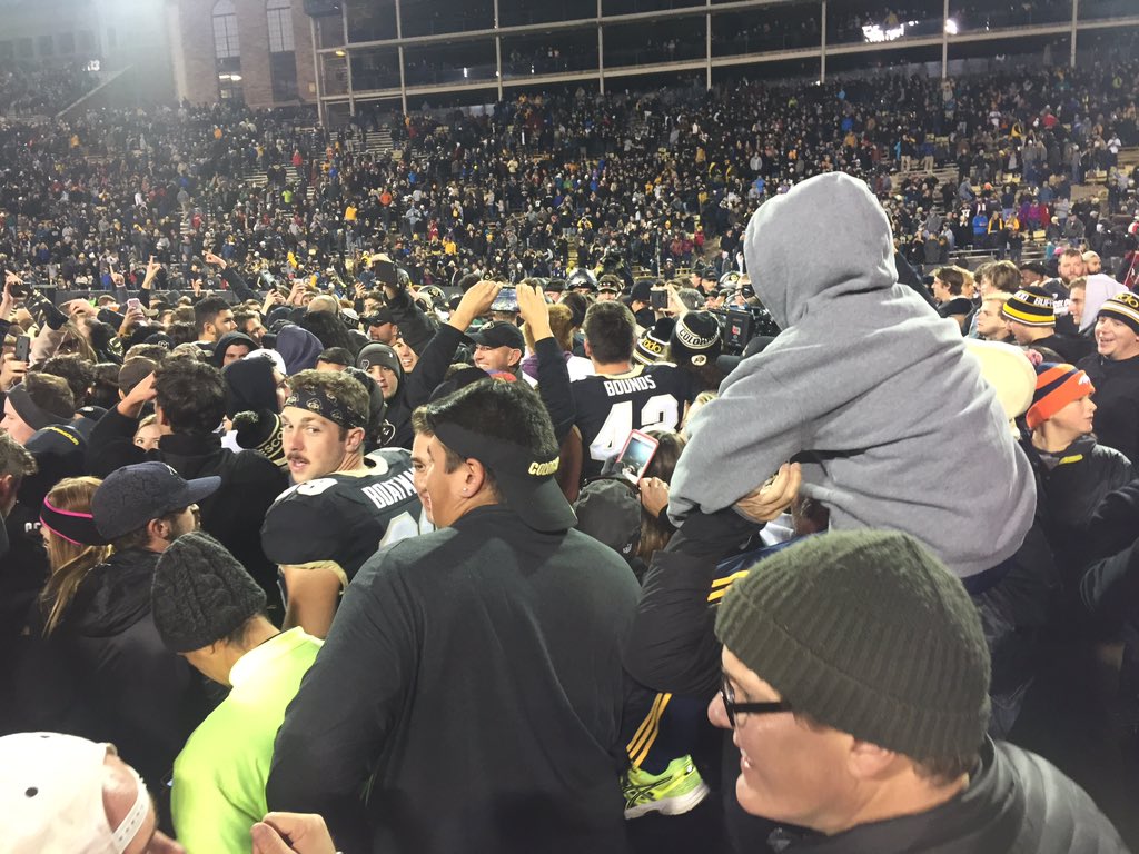 KamiCarmann's tweet image. How bout them Buffs? Been awhile since Folsom been this pumped. #10 CU Beating #20 WSU 38-24