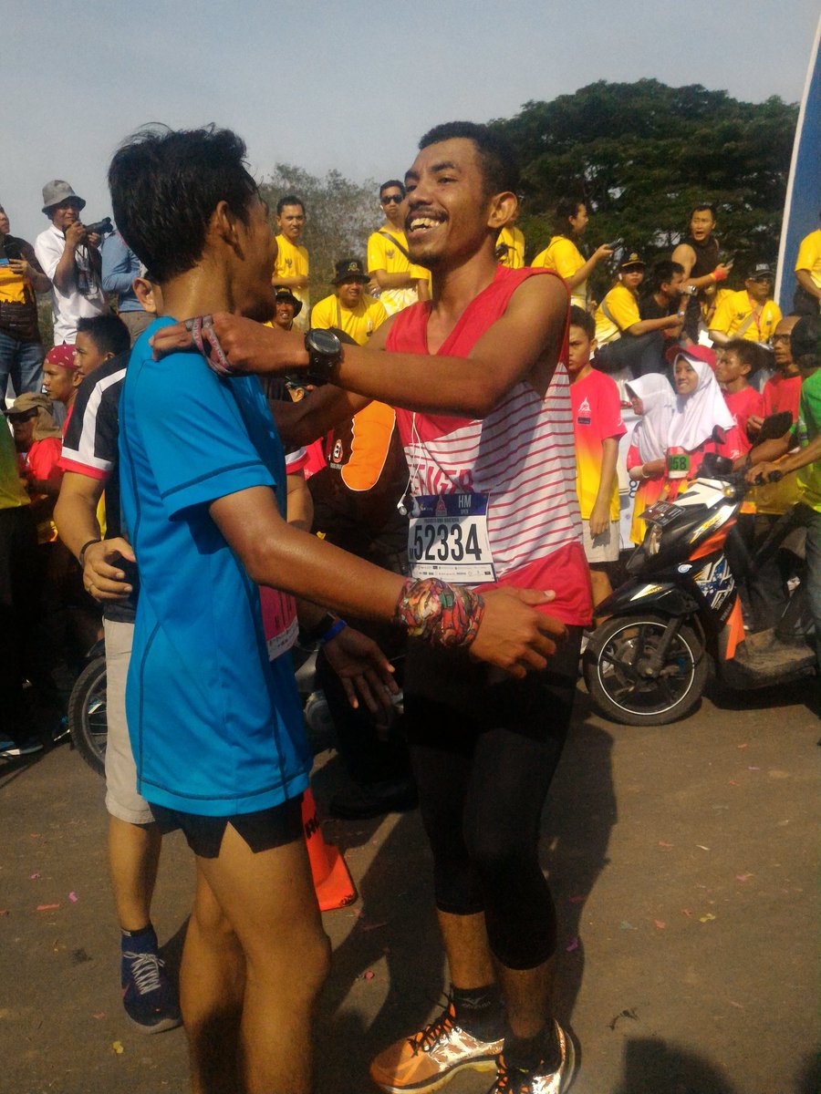 Peserta UltraMarathon dan HalfMarathon saling berpelukan terharu karena dapat melalui finish bersama #BorobudurMarathon