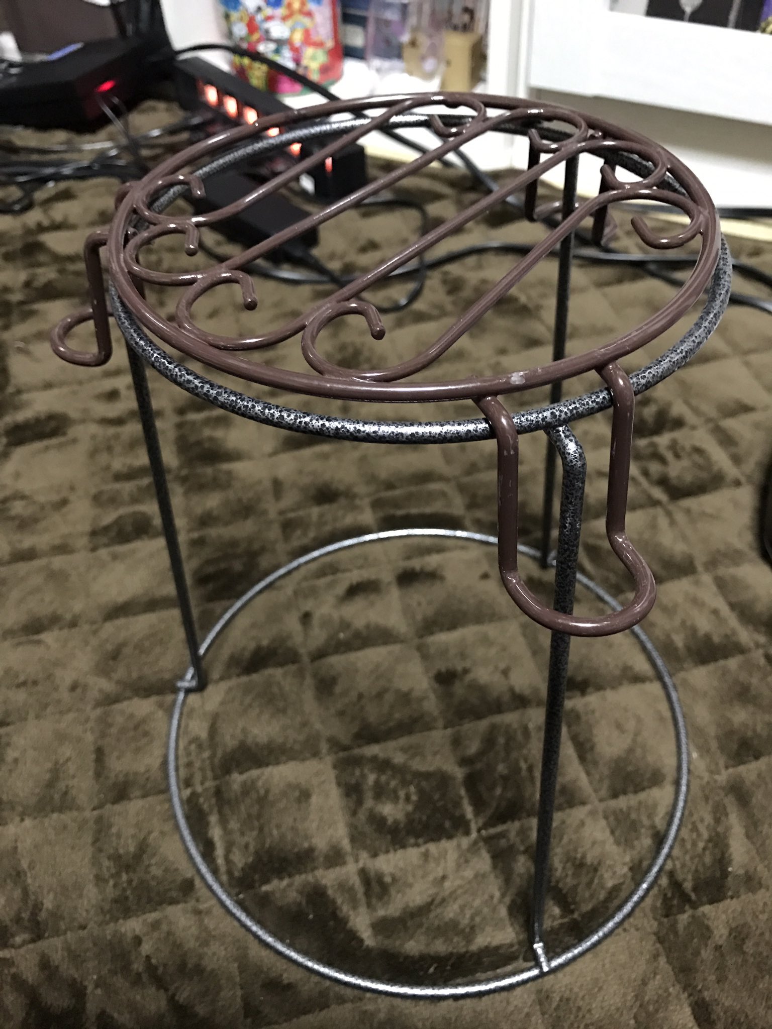 ゆうゆう Psvrのスタンドが欲しかったのですが結構なお値段するんですね 汗 というわけでセリアの商品で自作してみました 笑 使用商品は 160mmフラワーベーススタンド ６号用ポールプランタースタンド 丸椅子メッシュカバー 合計324円 結束バンドもあれば