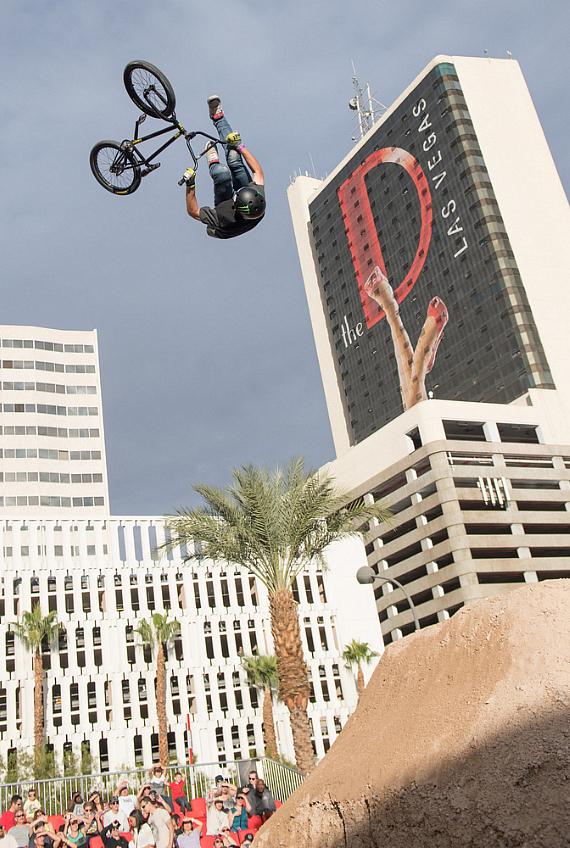 VegasNews's tweet photo. The @LVthrowdown energizes the Downtown Las Vegas Events Center - https://t.co/GZ2cqG0Ceg @VegasNews @DLVEC @theDlasvegas @DerekJStevens https://t.co/IIdCyENiZM