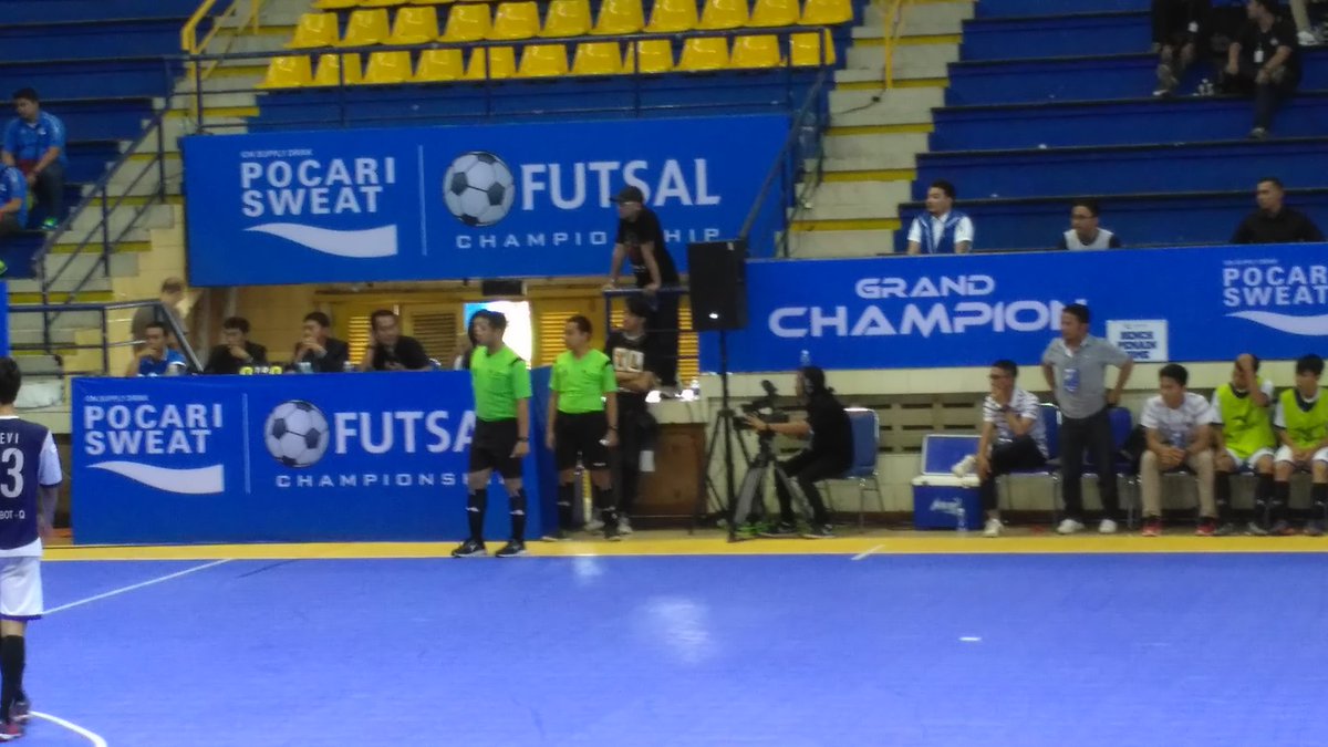 lagi nungguin jkt48 futsal,, tim k3 vs team T ...
