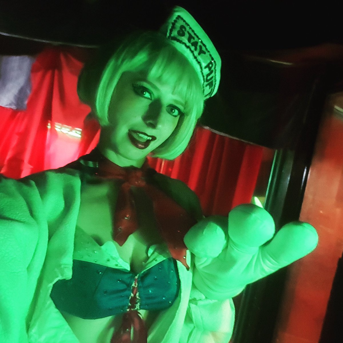 ILoveLeftyLucy's tweet image. Mr. Stay Puft in the boudoir 
See you on stage soon, Covington! #covington #mrstaypuft #staypuft #selfie #backstage #nerd #ghostbusters