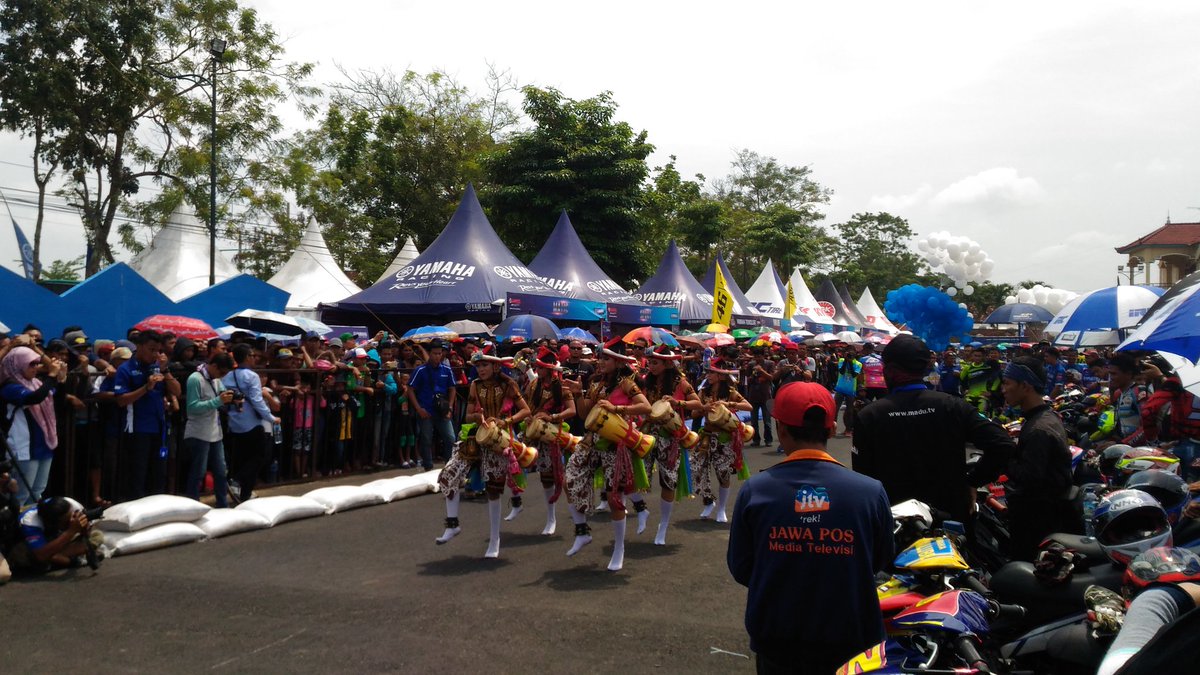 did_indonesia's tweet photo. Opening Ceremony Yamaha Cup Race Series 2 Tulungagung #yamahacuprace #DID #racingchain #tulungagung @did_indonesia #roadrace https://t.co/LHRAjzvmRr