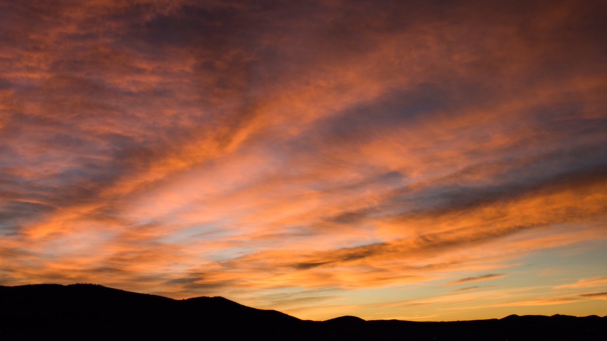 3FootedCat57's tweet photo. Home 11.19.16 #3FCM #LifeinaSkiTown #parkcity #utah #autumn #fall #weRutah #teamcanon #liveauthentic #canon #photography #sunrise https://t.co/JZZ78rFGb3
