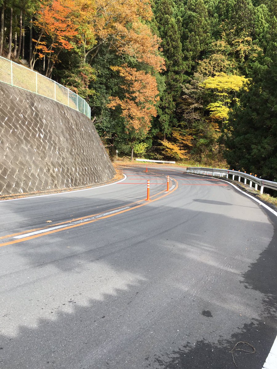 ノルさん 山伏峠の道路の広い場所はドリフトしているのか 路面にタイヤ跡が残っているのだが 今日行ってみたら 中央にポールが立っていた 走り屋さん対策ですかね