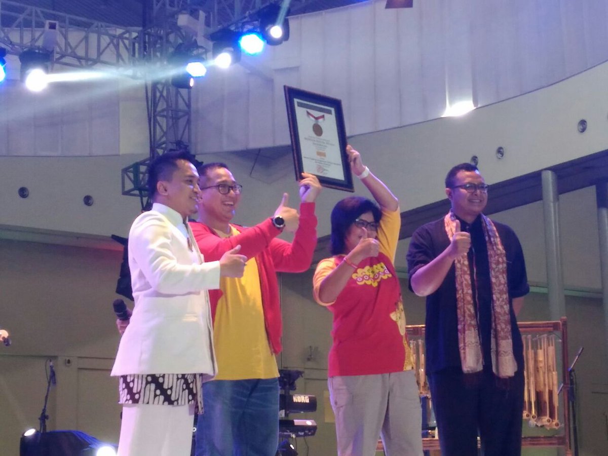 angklungudjo's tweet photo. Alhamdulillah..Saung Udjo &amp; Masagi Studio berhasil mendapatkan MURI "Bermain Angklung Menggunakan Aplikasi Smartphone terbanyak" https://t.co/qvXlqVyVeq