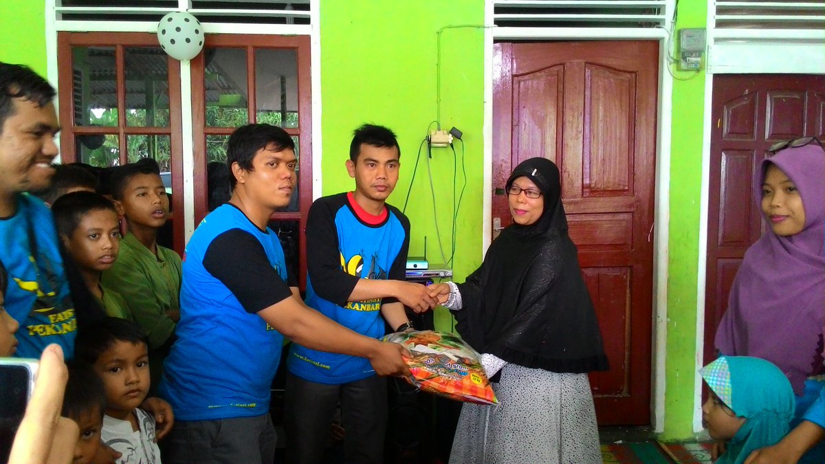 Penyerahan secara simbolis, Bahan pokok kepada pengurus Panti Asuhan Al AKBAR <a href="/Fatinistic/">Fatinistic OFFICIAL</a> <a href="/FatinSL/">Fatin Shidqia Lubis</a> #3rdFatinisticPKU