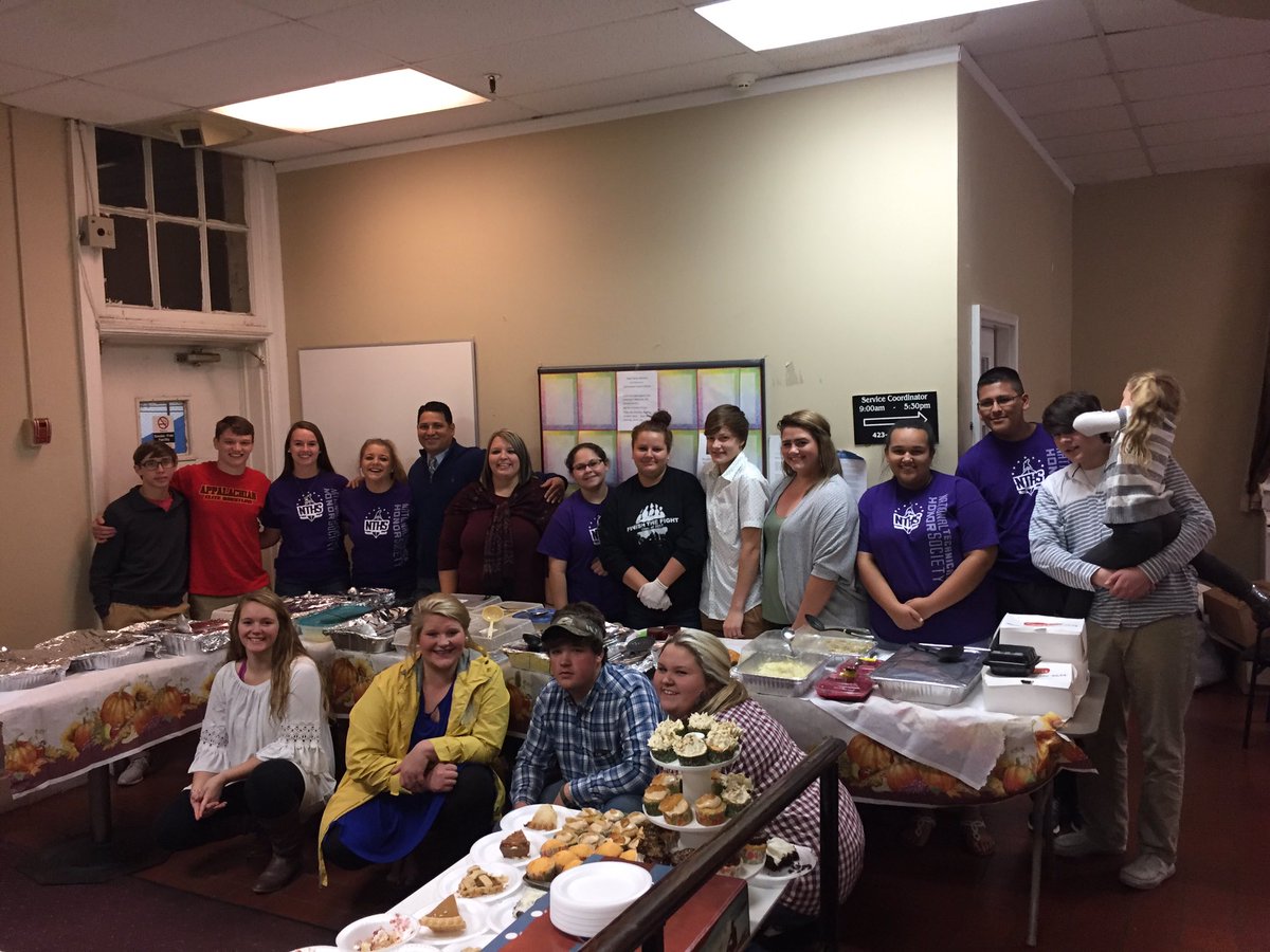 dlbmitchell's tweet photo. Bradley Central NTHS helping feed the less fortunate at the Summit of Cleveland! #Pathwaysbradley #Thinkcte https://t.co/ceaYGk8Rjm
