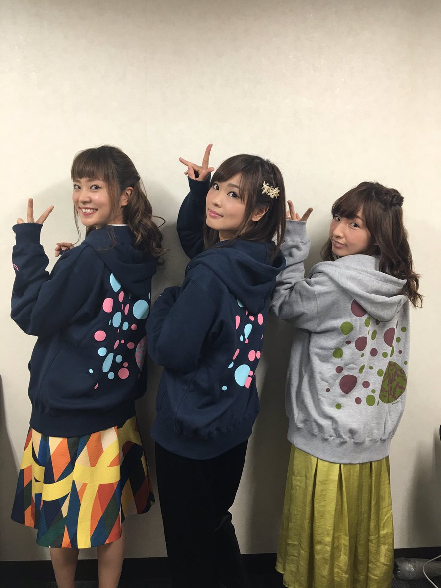 昨日と本日の舞台挨拶の合間に、劇場販売グッズのパーカーを着て頂き