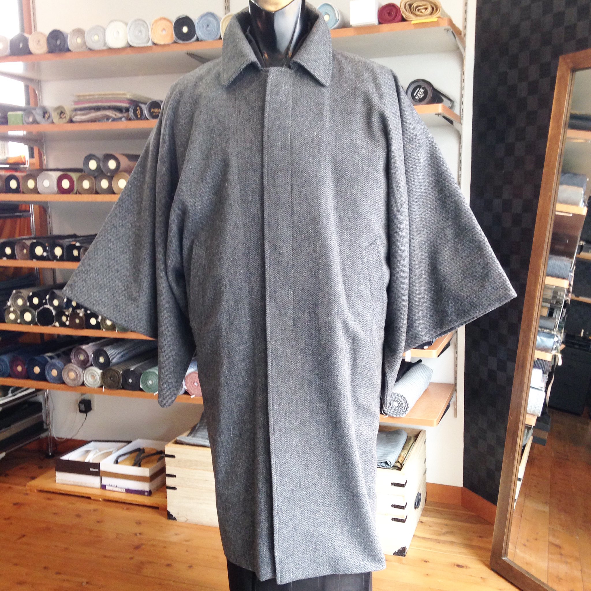 東京銀座 男の着物たけもと 男着物とメンズ浴衣の専門店 定番の安心感があるね 角袖コート グレー ヘリンボーン 59 400 税込み とんびコート インバネスコート 角袖コート マントコート きもの 男の着物 男の着物コート 男きもの 着物 T