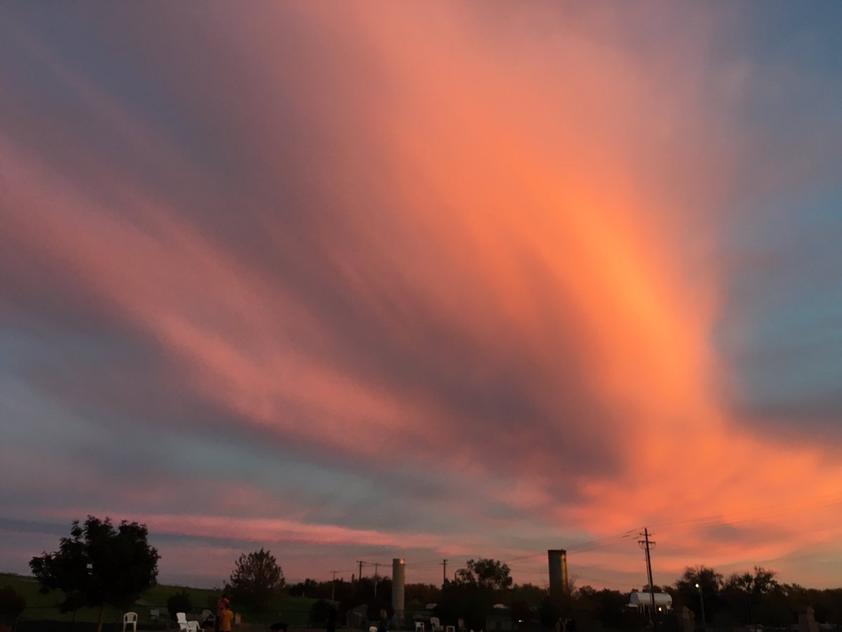 kleonard30's tweet photo. Some pretty pics of the sky, to remind us that our situation is as impermanent as the changing sky🌵🌾🌷 https://t.co/Z7uCtlyJt8