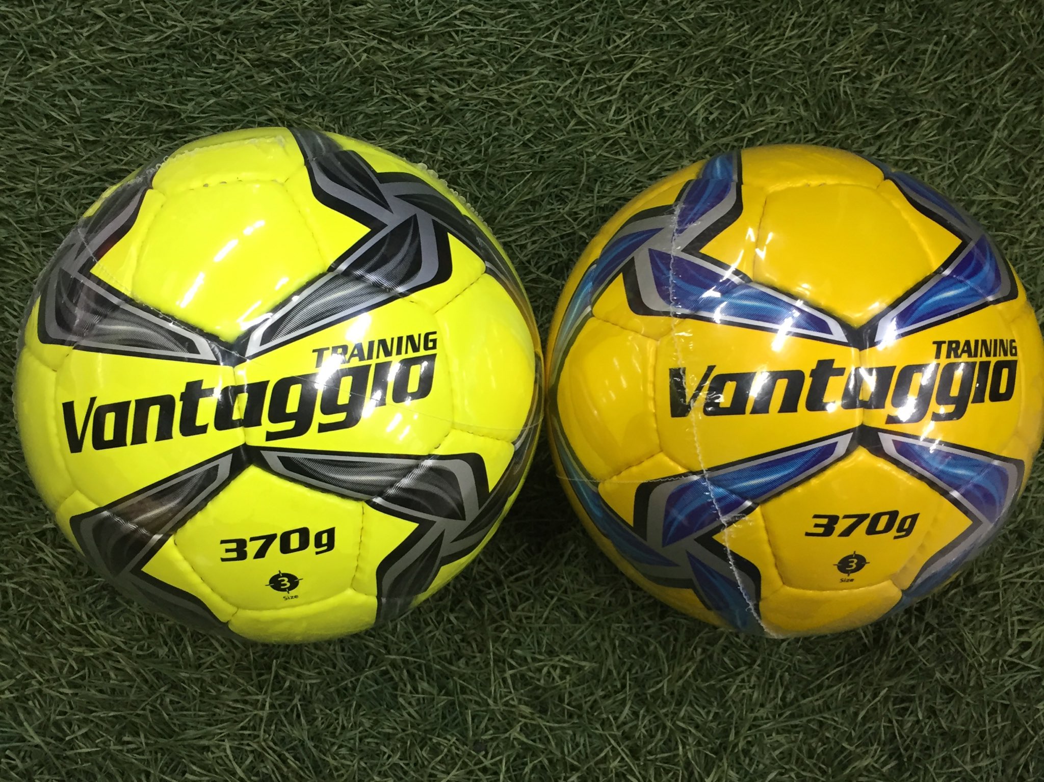 Momijiyafc 今話題のトレーニングボール入荷 3号球のサイズなのに重さは4号のサッカーボール このボールでサッカー の練習をすることで ボールの中心を蹴れるように意識し ミートさせやすくなります ボールコントロール力アップで相手を簡単に抜けるよう