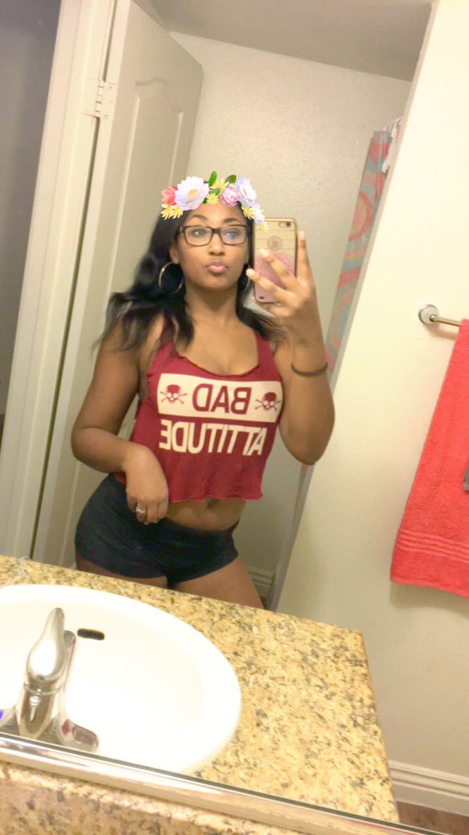 itsme_keeks_'s tweet photo. Blind girls need love too👓❤️ #FineWomenInGlasses https://t.co/APe3gRYCyJ