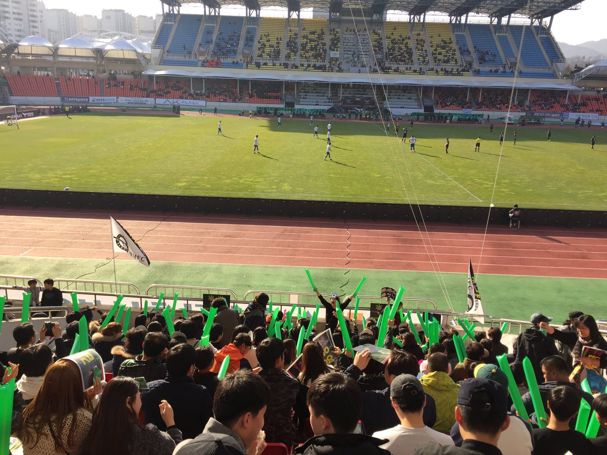 운명의 날이 밝았습니다!
11월 20일(일) 3시! 탄천요새에서 펼쳐지는 성남FC의 마지막 홈경기. K리그 클래식 잔류를 위해 온 몸을 내던질 우리 선수들에게 #성남시국공립 어린이집(안기순 회장) 서포터즈는 그 어느 때보다도 뜨거운 응원을 보냅니다.