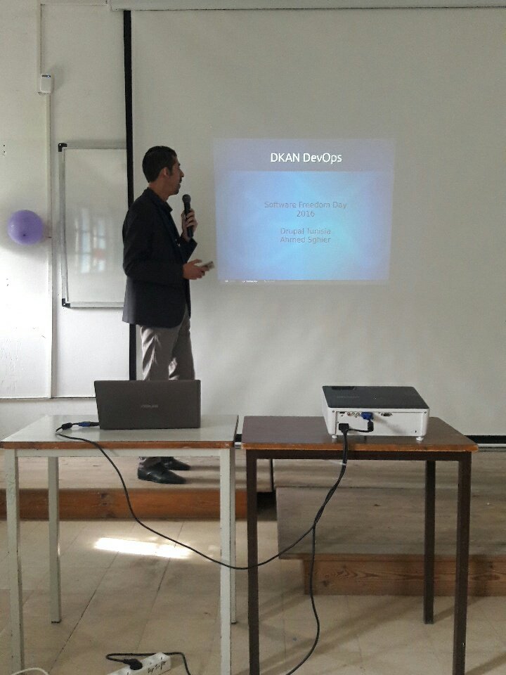 SalahMessaoud's tweet photo. #SFD2016 @neo31_ presenting #dkan and devops https://t.co/FNcfClGoqz