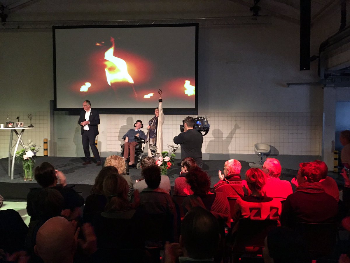 marjetzeegers's tweet photo. #shakingtree-award 16 uitgereikt aan Annette Stekelenburg -continu bezig het thuis goed te regelen -#opschudding en #humor #fakkeldragers https://t.co/H8UH2unj1t
