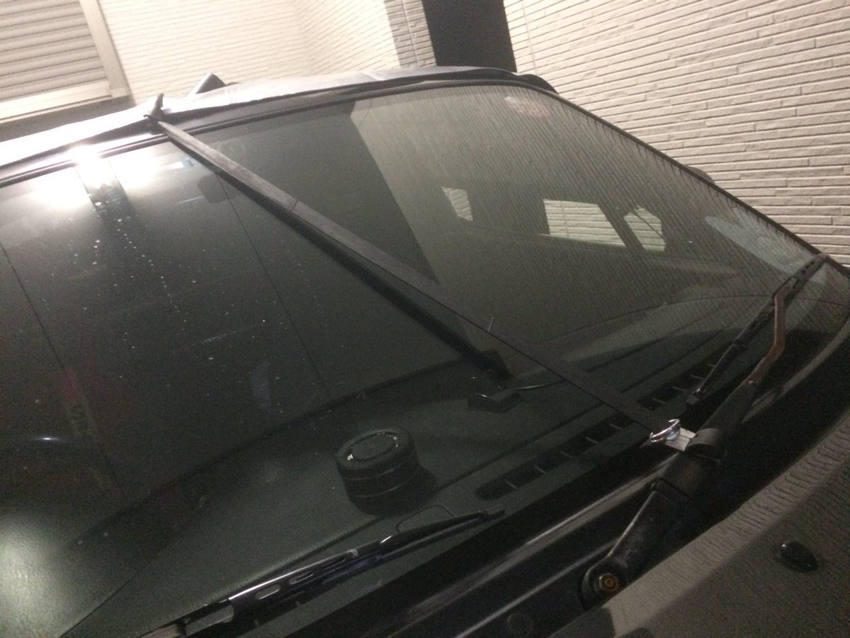 りゅうせい Ar Twitter 劣化していた屋外保管用の屋根カバーを作り直しました 風でバタバタしないように ワイパーにも引っ掛け 買ったのは ホームセンターに売ってたuvカット用の防水シート トラック幌用のゴム 合計で約1600円なり 幌自体を直すのはまだまだ先