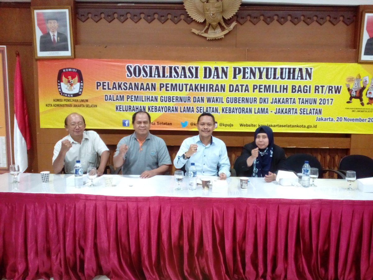 Sesi foto bersama dengan ketua dan komisioner KPU selatan