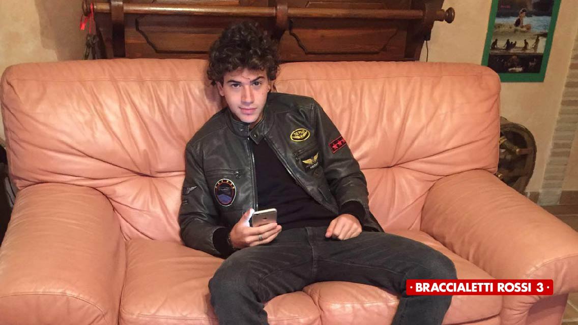 Neasa03's tweet photo. Davide in diretta - Scarica l'App e Vinci un Week-end con i BR! #BraccialettiRossi3 https://t.co/yGtmJDawDR https://t.co/kH2cTgXav5