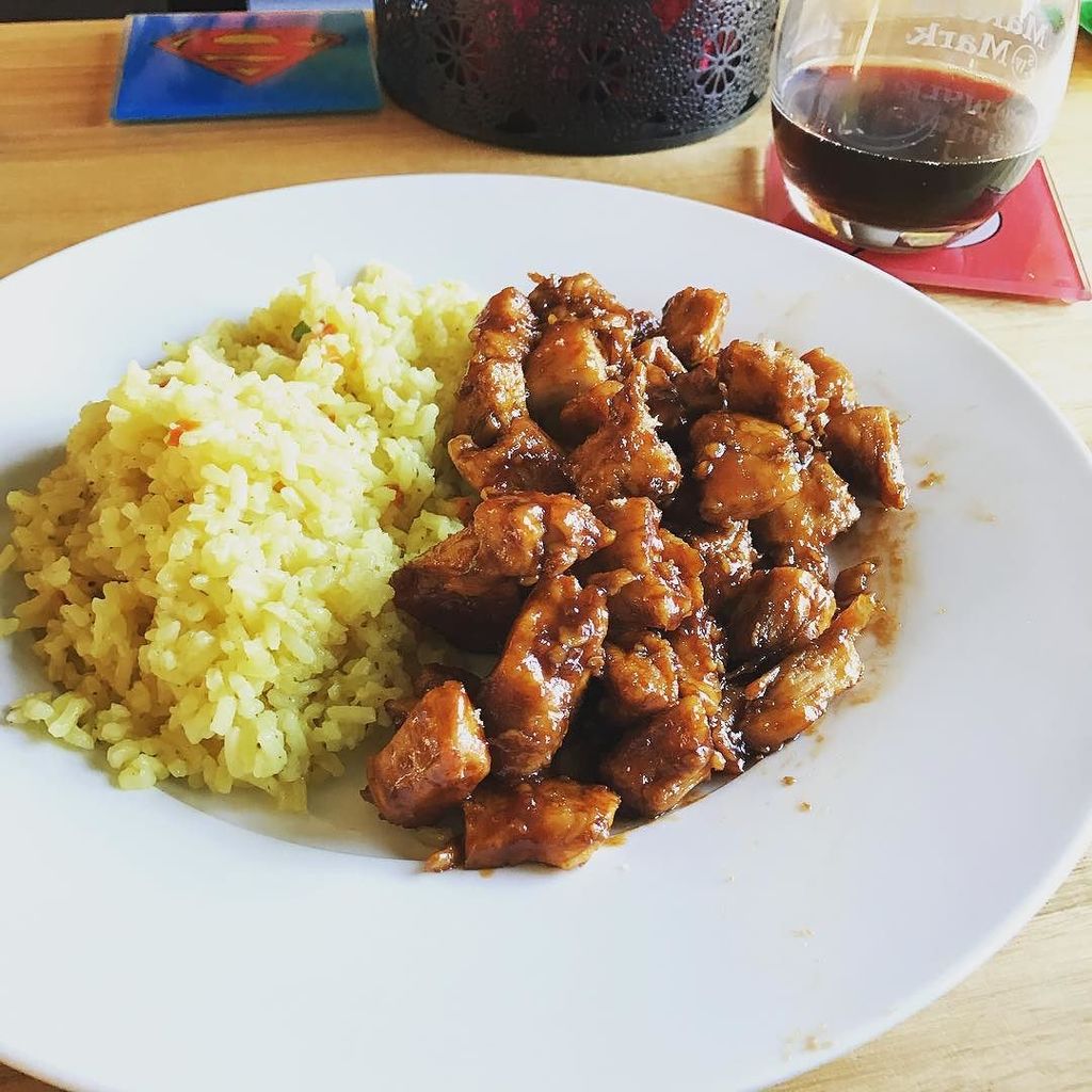 vivaladil's tweet image. Bourbon Chicken with Rice + Bourbon. Not a bad effort. #foodporn #learningchef ift.tt/2ftjWrL