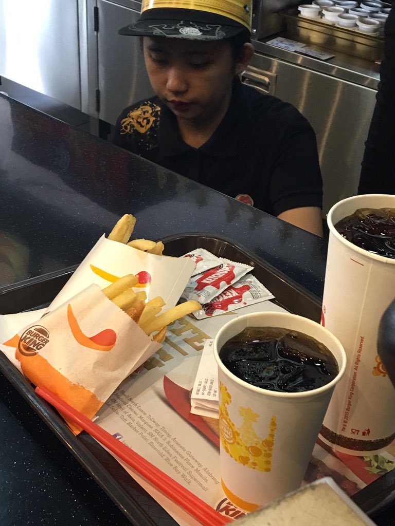 EreecNg's tweet photo. Sideline ni Jeric Teng #BurgerKing #JericTeng https://t.co/127K7OvAgc